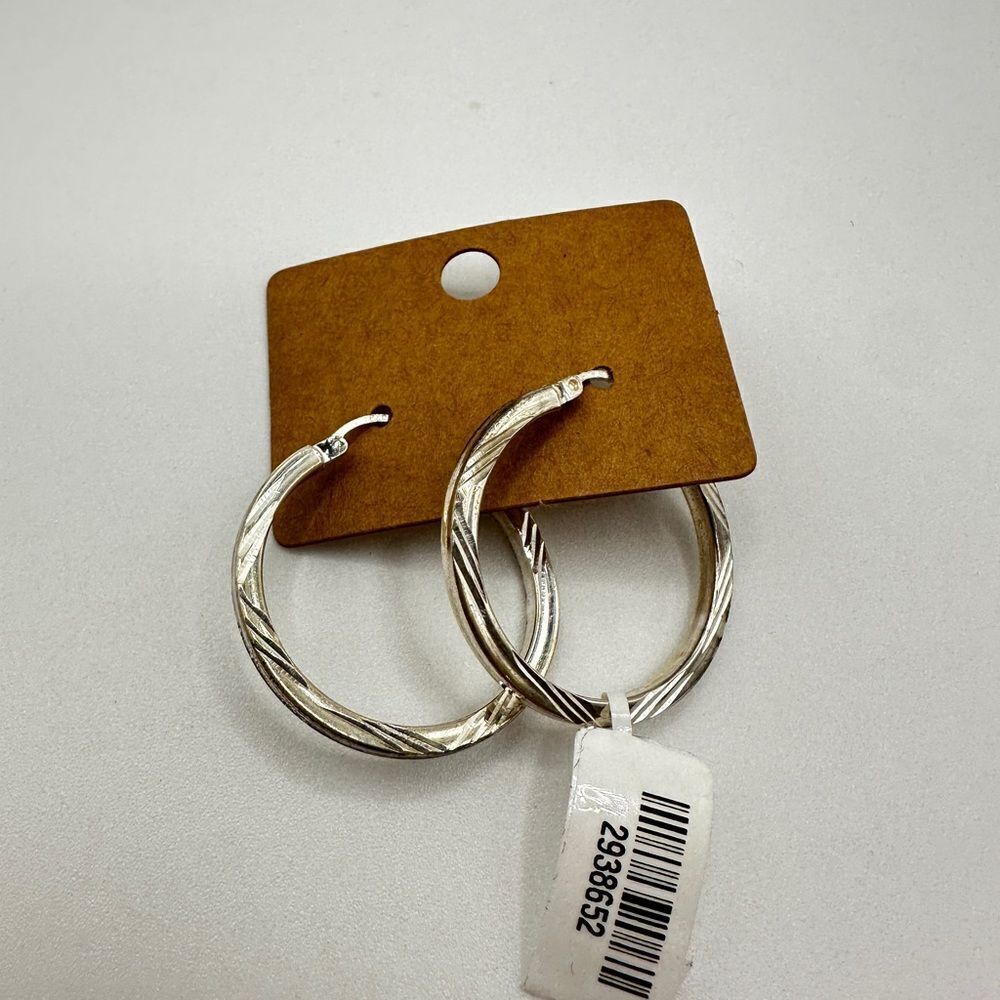 NWT 1.25" diameter sterling silver‎ and diamond cut hoop earrings! - Picture 9 of 9